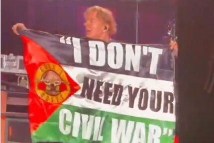 Guns N’ Roses konserinde anlamlı hareket! Dünyaca ünlü şarkıcı Axl Rose Filistin bayrağı açtı Guns N’ Roses konserinde anlamlı hareket! Dünyaca ünlü şarkıcı Axl Rose Filistin bayrağı açtı - 1. Resim