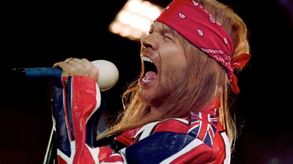 Guns N’ Roses konserinde anlamlı hareket! Dünyaca ünlü şarkıcı Axl Rose Filistin bayrağı açtı Guns N’ Roses konserinde anlamlı hareket! Dünyaca ünlü şarkıcı Axl Rose Filistin bayrağı açtı - 2. Resim