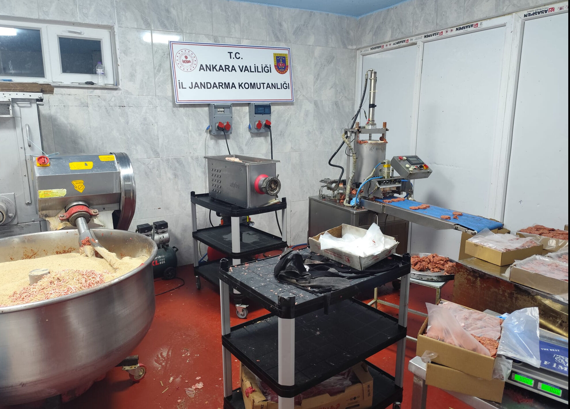 Hepsini vatandaşa yedireceklerdi! Başkentin göbeğinde 17 bin ton bozuk et bulundu - 1. Resim