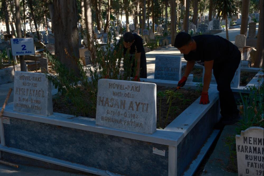 Herkes bu kardeşleri konuşuyor! Anneannesinin mezarını temizlerken fenomen oldular - 3. Resim