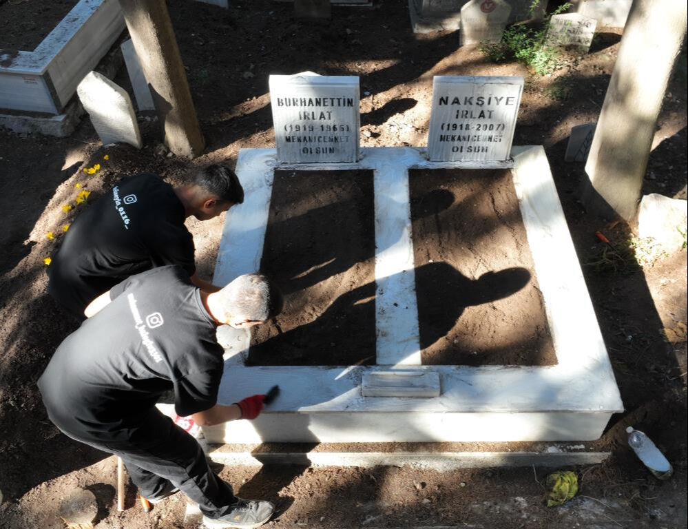 Herkes bu kardeşleri konuşuyor! Anneannesinin mezarını temizlerken fenomen oldular - 4. Resim