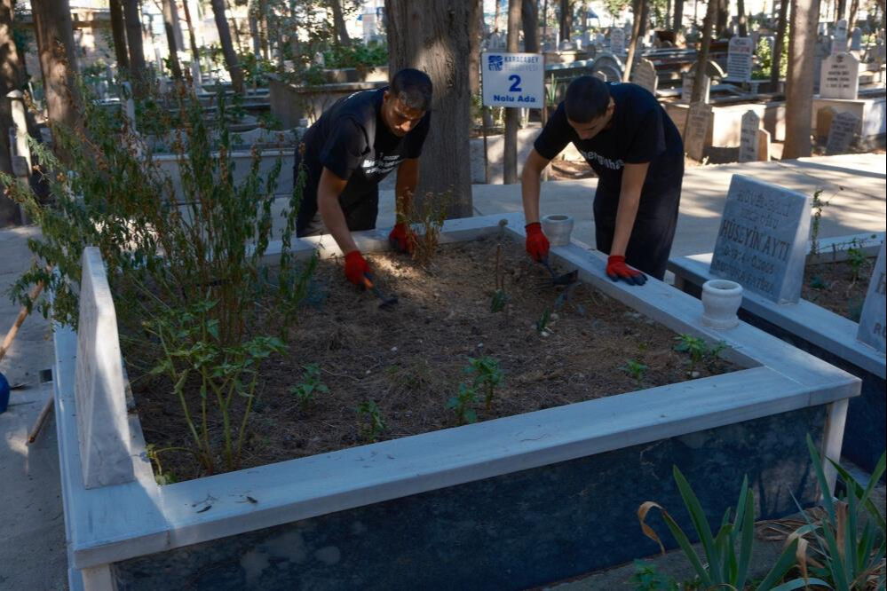 Herkes bu kardeşleri konuşuyor! Anneannesinin mezarını temizlerken fenomen oldular - 2. Resim