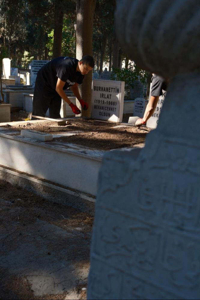 Herkes bu kardeşleri konuşuyor! Anneannesinin mezarını temizlerken fenomen oldular - 6. Resim