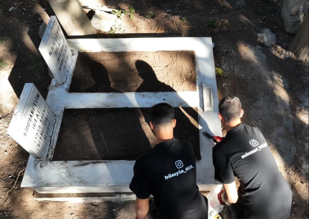 Herkes bu kardeşleri konuşuyor! Anneannesinin mezarını temizlerken fenomen oldular - 5. Resim