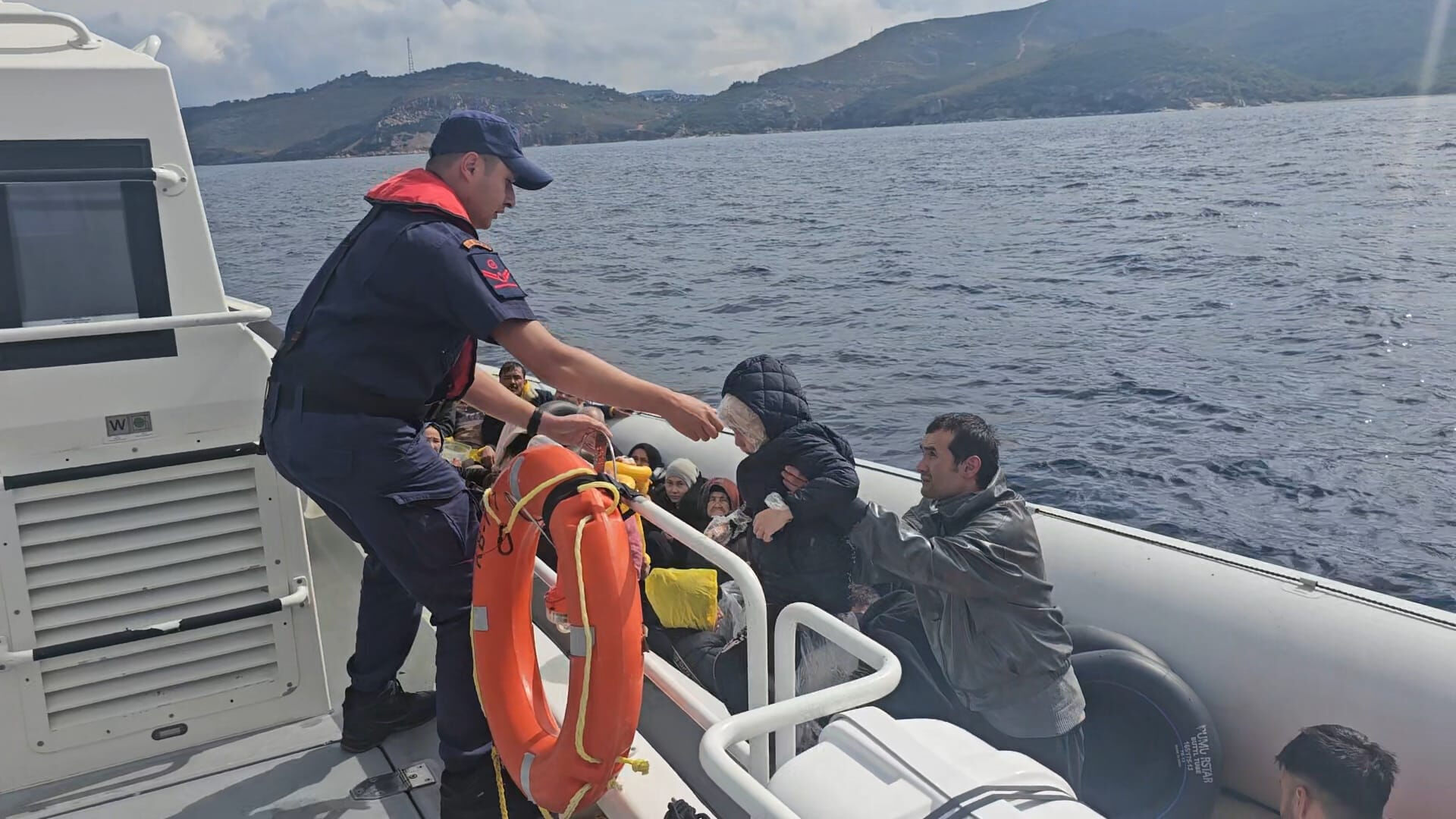 İzmir açıklarında çok sayıda düzensiz göçmen yakalandı - 1. Resim