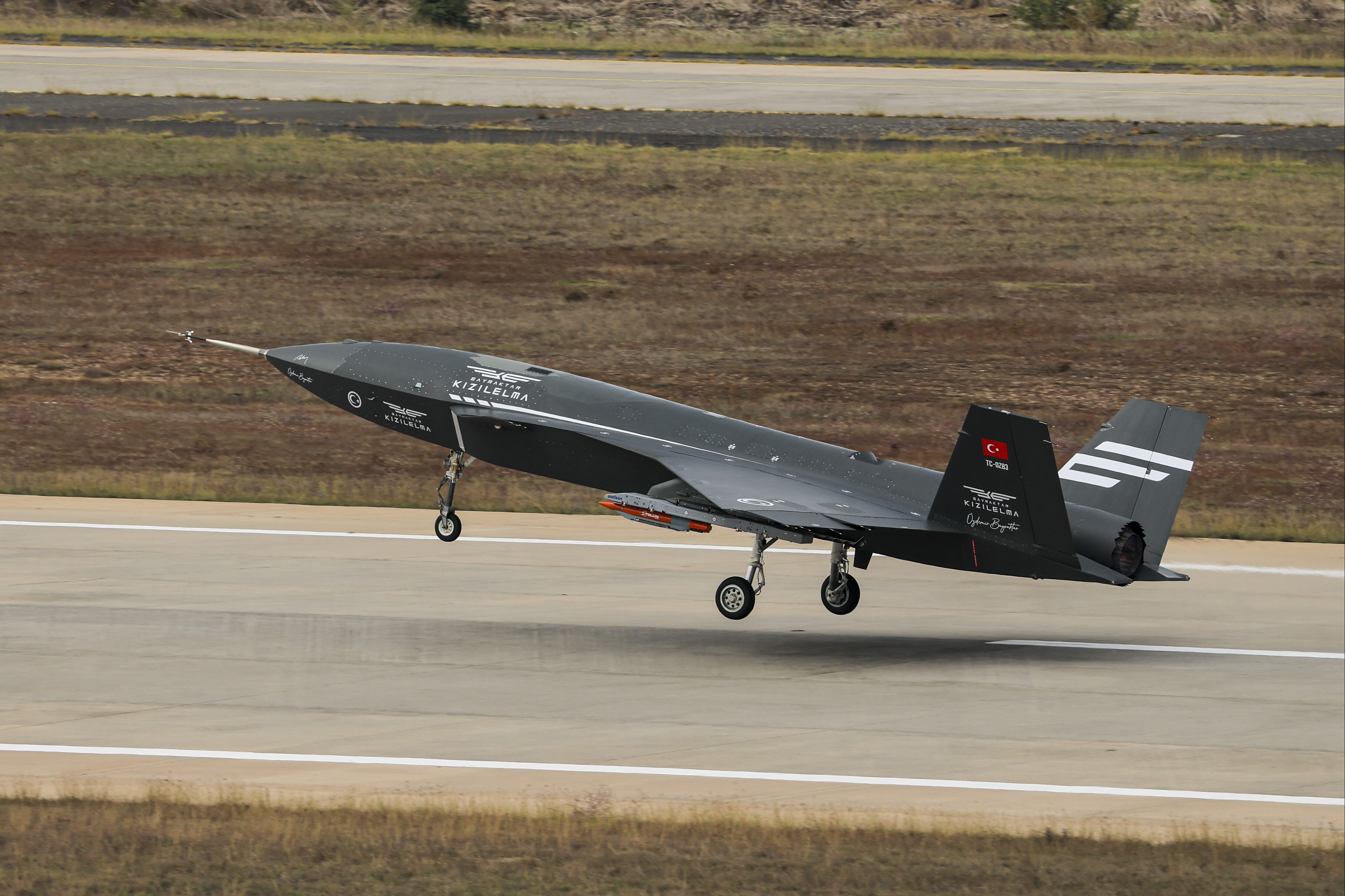 Milli savaş uçağı KIZILELMA’dan gövde gösterisi: İlk atış testini başarıyla tamamladı - 1. Resim