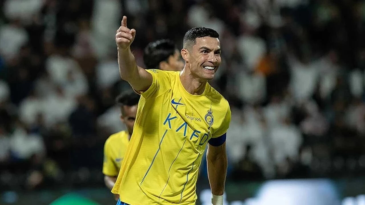 Ronaldo'nun serveti ne kadar? Ünlü futbolcu tarihe geçti! - 1. Resim