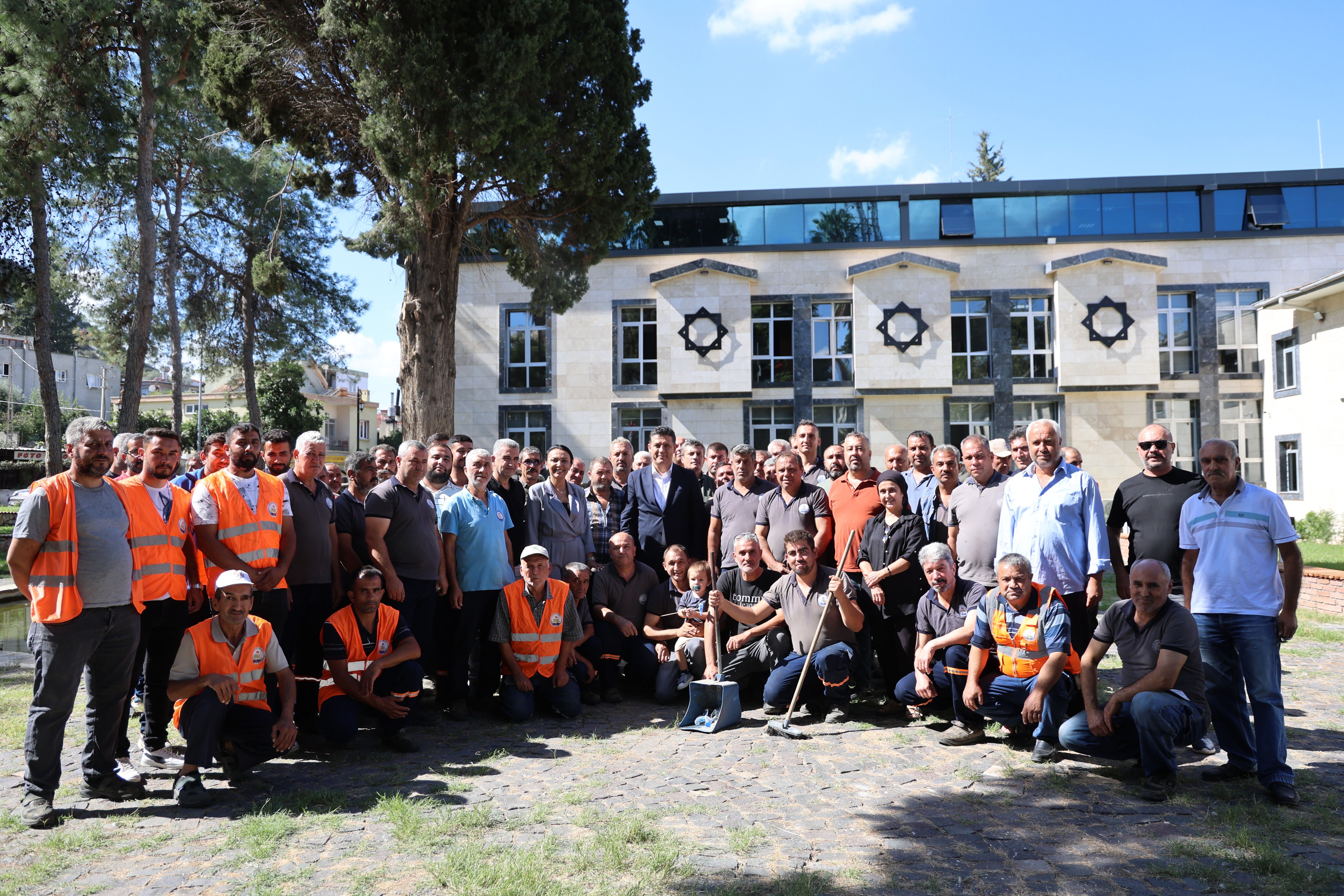 Sokakları tertemiz yaptılar, primi kaptılar! Belediye personelinden davullu zurnalı kutlama - 1. Resim