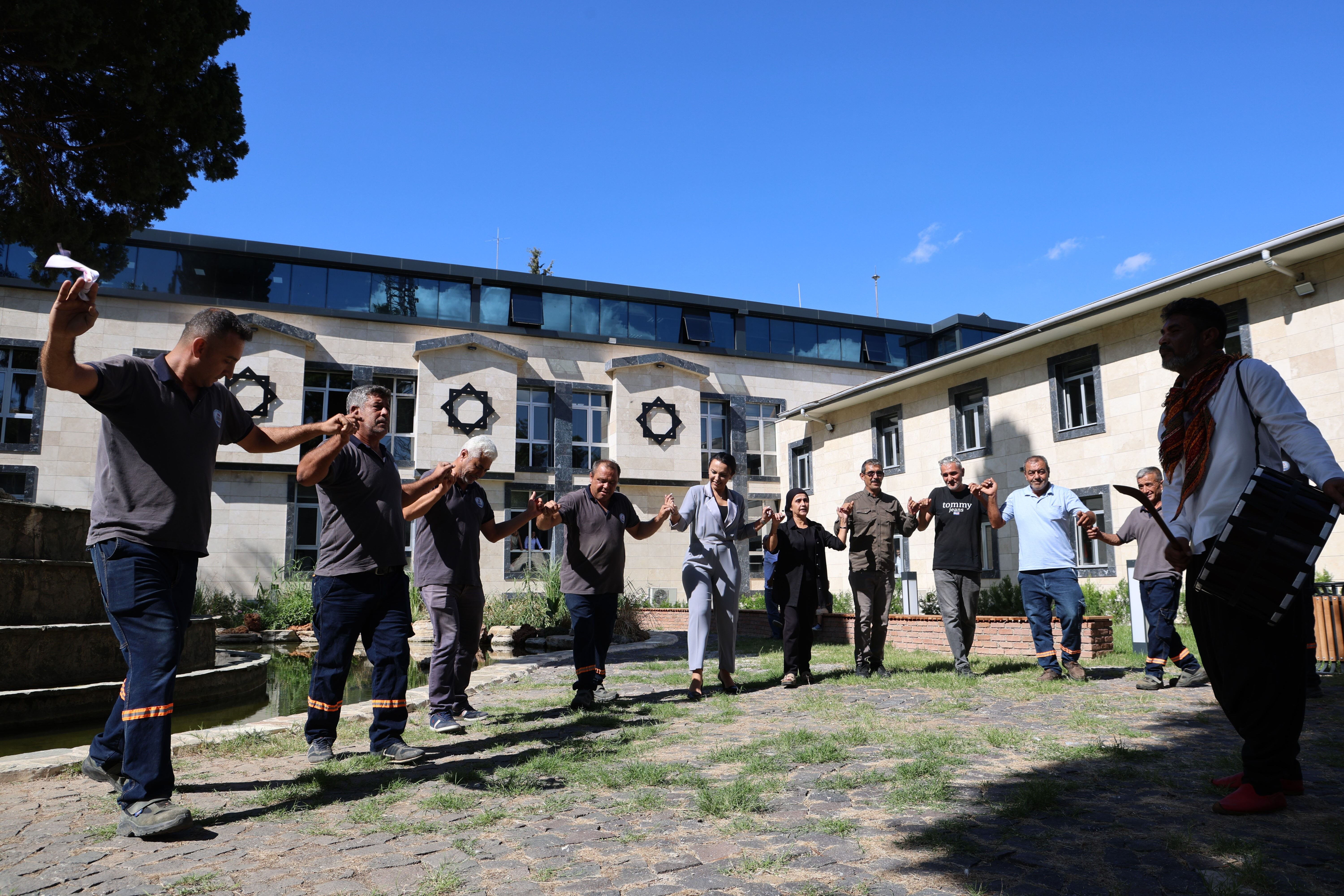 Sokakları tertemiz yaptılar, primi kaptılar! Belediye personelinden davullu zurnalı kutlama - 3. Resim