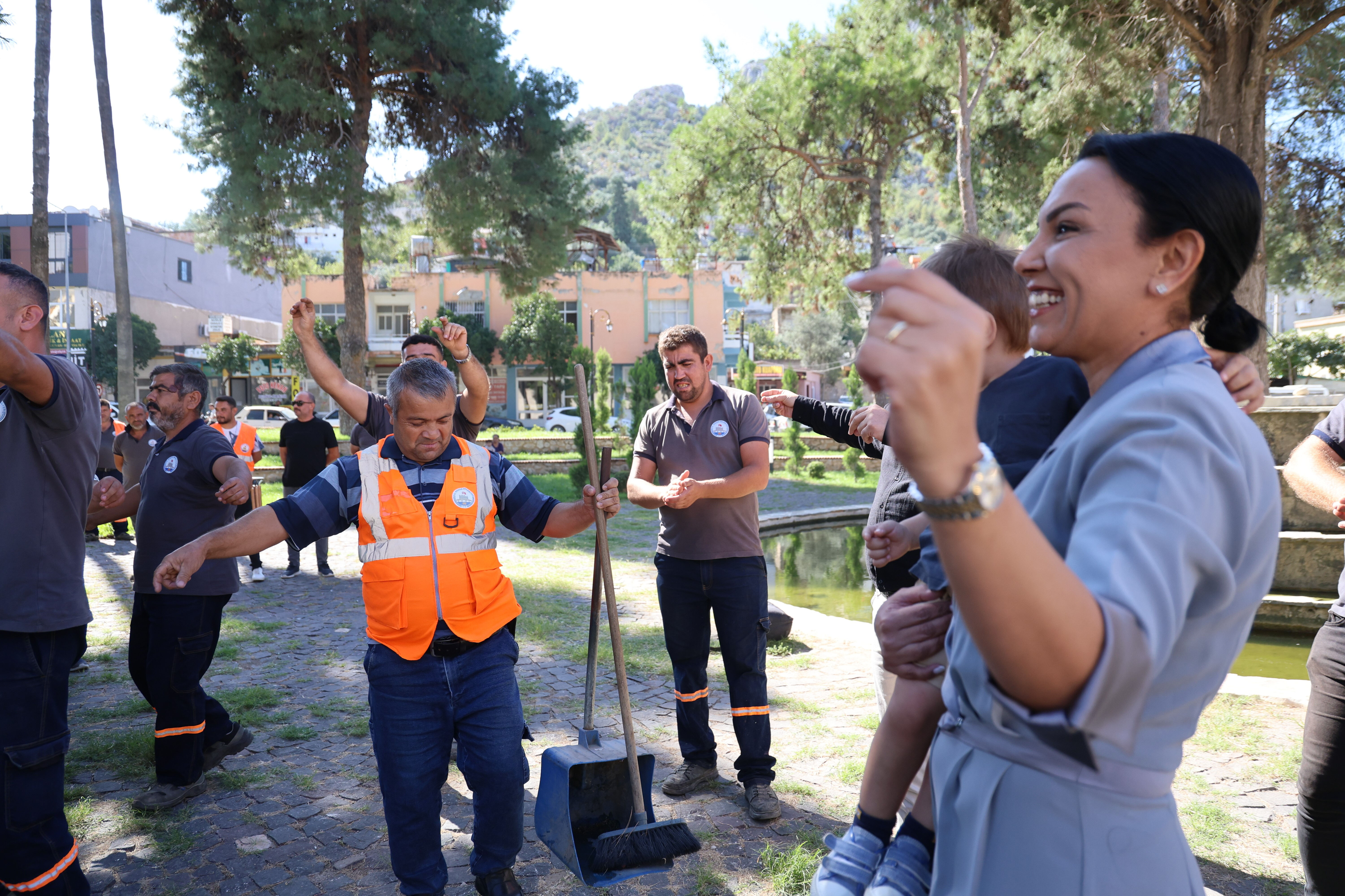 Sokakları tertemiz yaptılar, primi kaptılar! Belediye personelinden davullu zurnalı kutlama - 2. Resim