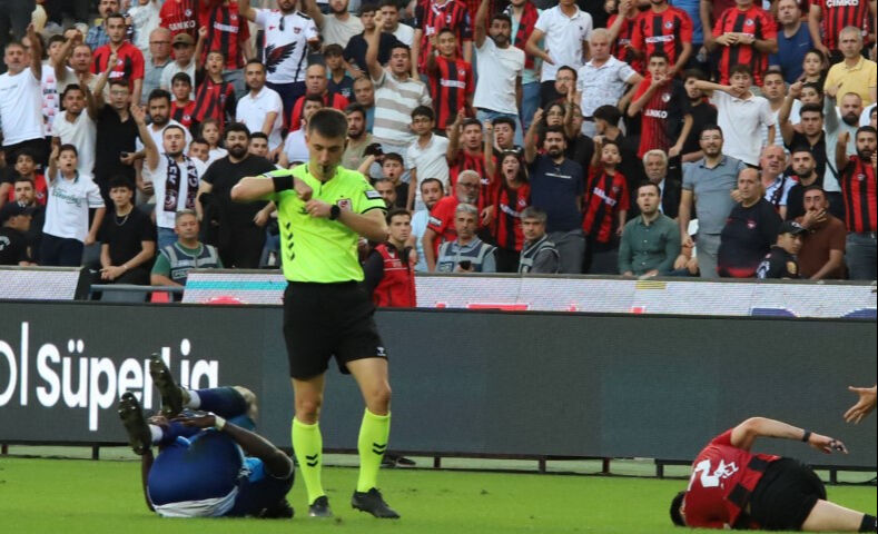 Süper Lig'in kart istatistiklerinde zirve Galatasaray'ın - 2. Resim