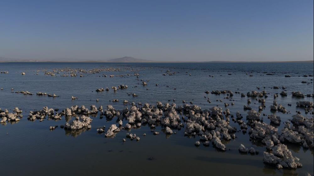 Van Gölü'nde ürküten manzara! Derin çatlaklar oluştu, halk zor durumda - 1. Resim