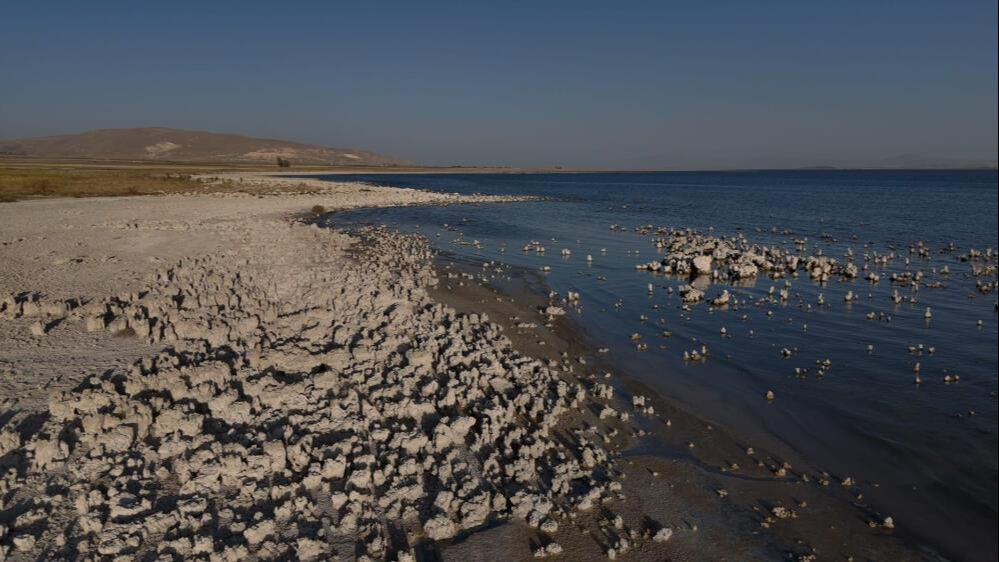 Van Gölü'nde ürküten manzara! Derin çatlaklar oluştu, halk zor durumda - 2. Resim