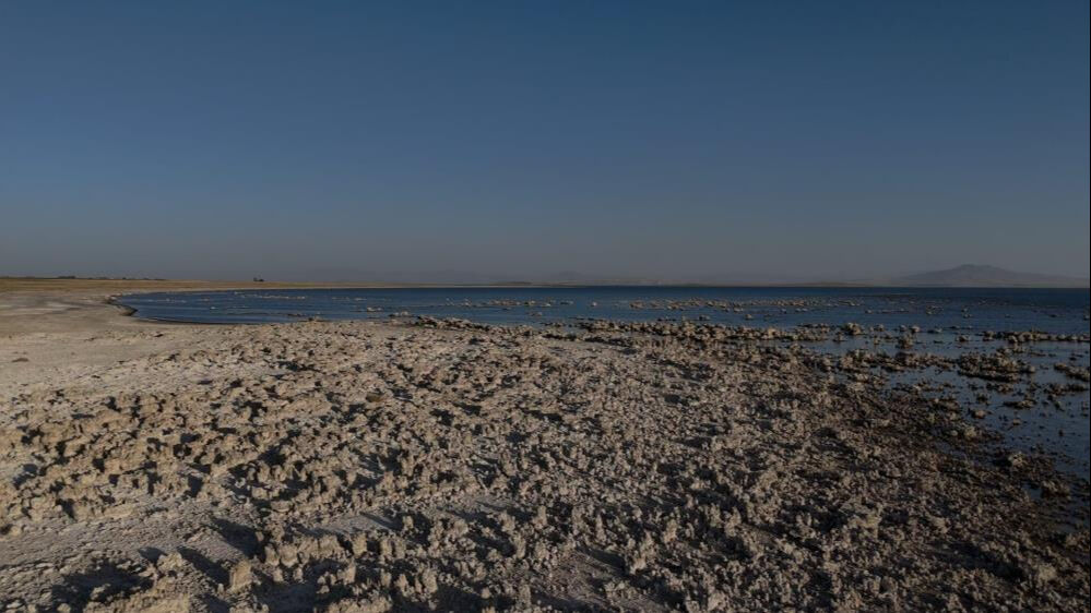 Van Gölü'nde ürküten manzara! Derin çatlaklar oluştu, halk zor durumda - 4. Resim