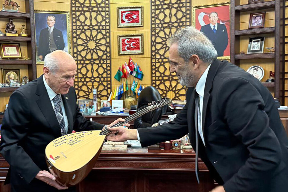 Yavuz Bingöl, Devlet Bahçeli'ye bağlamasını hediye etti Yavuz Bingöl, Devlet Bahçeli'ye bağlamasını hediye etti - 1. Resim