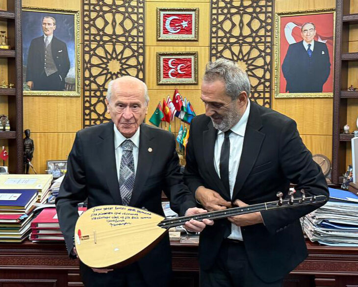 Yavuz Bingöl, Devlet Bahçeli'ye bağlamasını hediye etti Yavuz Bingöl, Devlet Bahçeli'ye bağlamasını hediye etti - 2. Resim