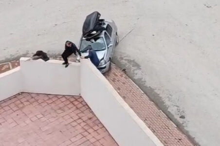 Adliye çıkışı birbirlerine girdiler! Aracı insanların üzerine sürdü, yaralılar var - 2. Resim