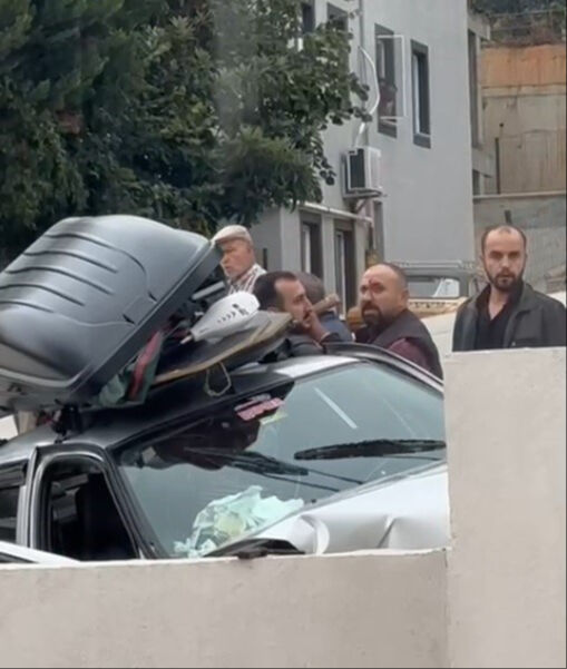 Adliye çıkışı birbirlerine girdiler! Aracı insanların üzerine sürdü, yaralılar var - 3. Resim