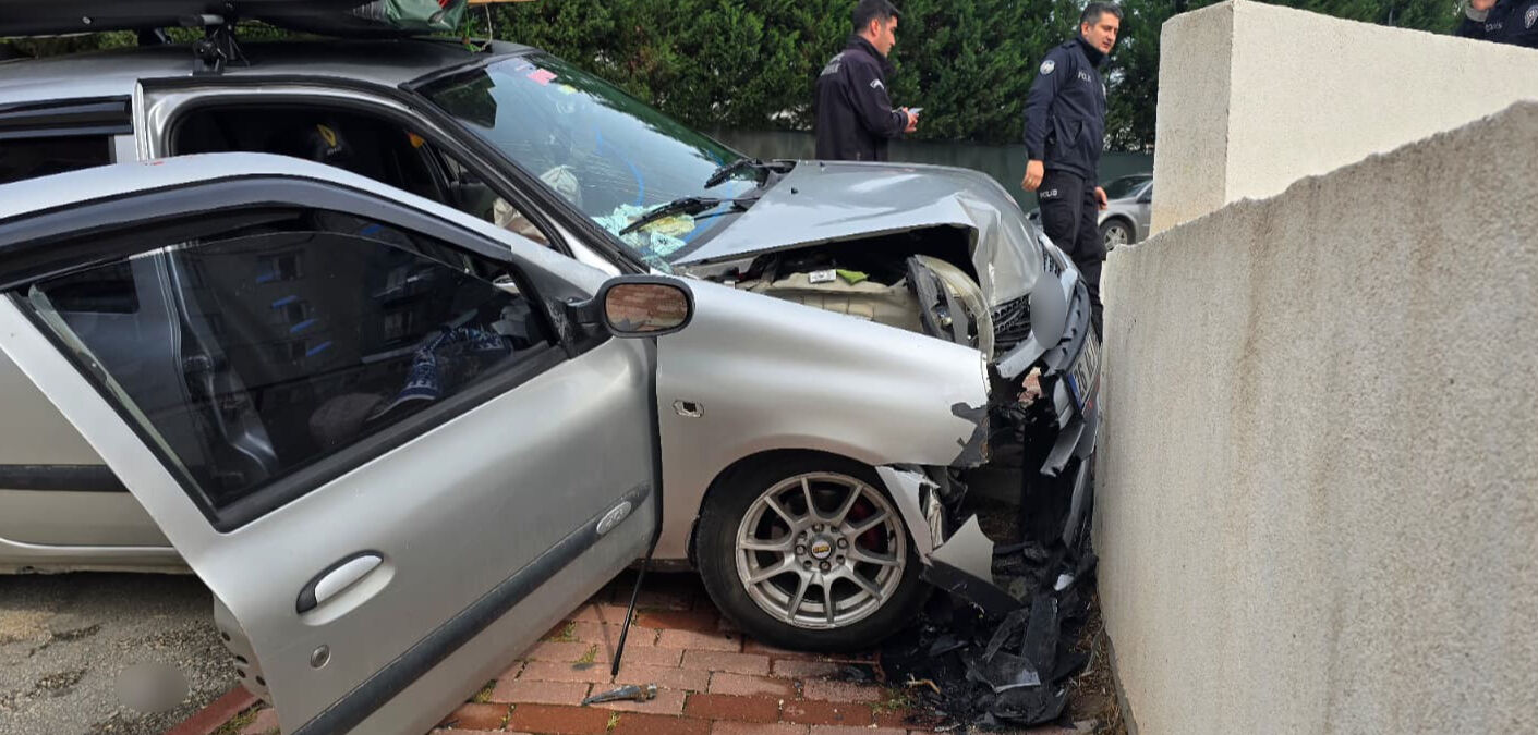 Adliye çıkışı birbirlerine girdiler! Aracı insanların üzerine sürdü, yaralılar var - 1. Resim