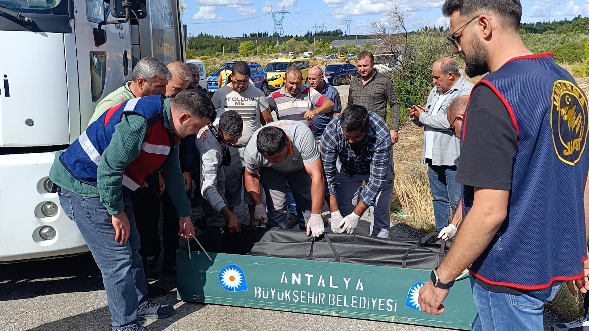 Antalya'da çöp kamyonunda kanlı kavga! Mesai arkadaşını boğazından bıçaklayıp kaçtı, polis peşinde Antalya'da çöp kamyonunda kanlı kavga! Mesai arkadaşını boğazından bıçaklayıp kaçtı, polis peşinde - 2. Resim