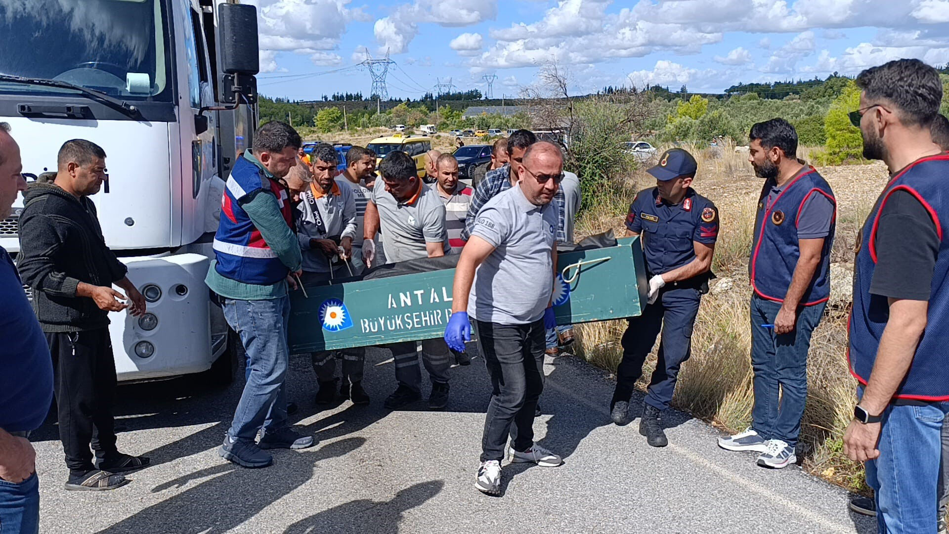 Antalya'da çöp kamyonunda kanlı kavga! Mesai arkadaşını boğazından bıçaklayıp kaçtı, polis peşinde Antalya'da çöp kamyonunda kanlı kavga! Mesai arkadaşını boğazından bıçaklayıp kaçtı, polis peşinde - 1. Resim