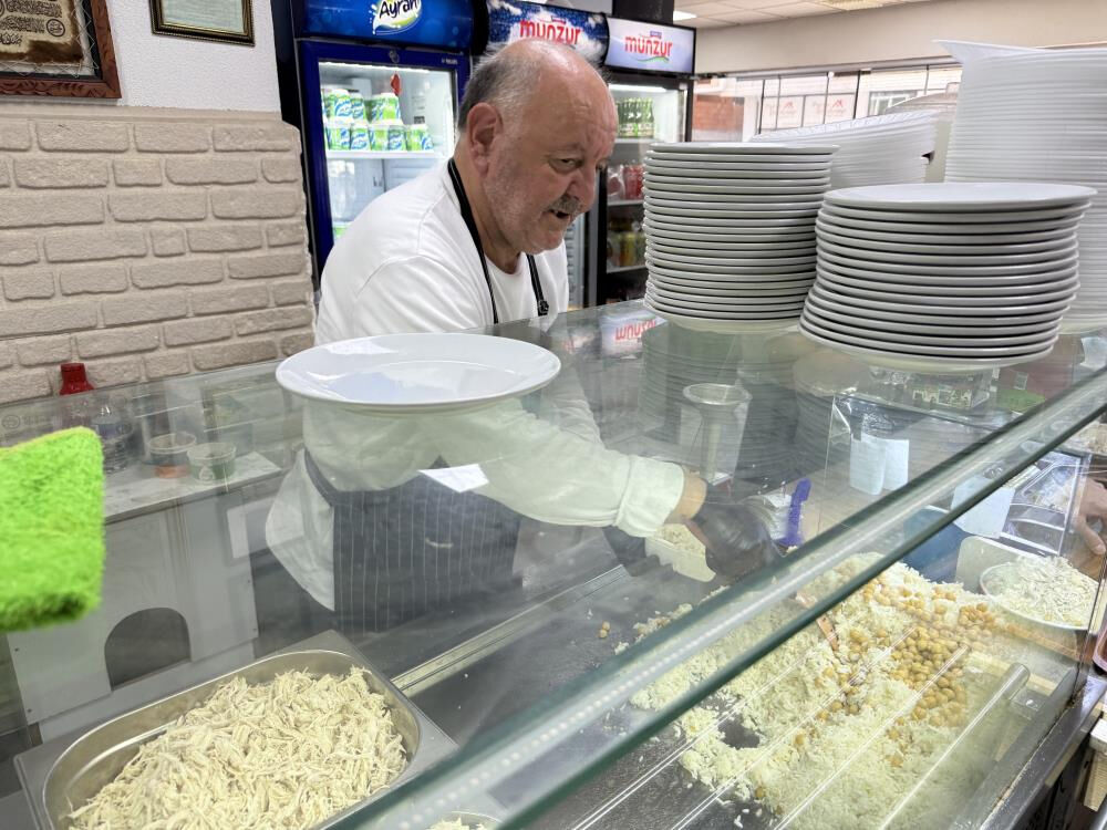 Bakan Şimşek'i örnek gösterdi: Her şey para değil! 'Gariban Pilavcısı' gönülleri fethetti - 1. Resim