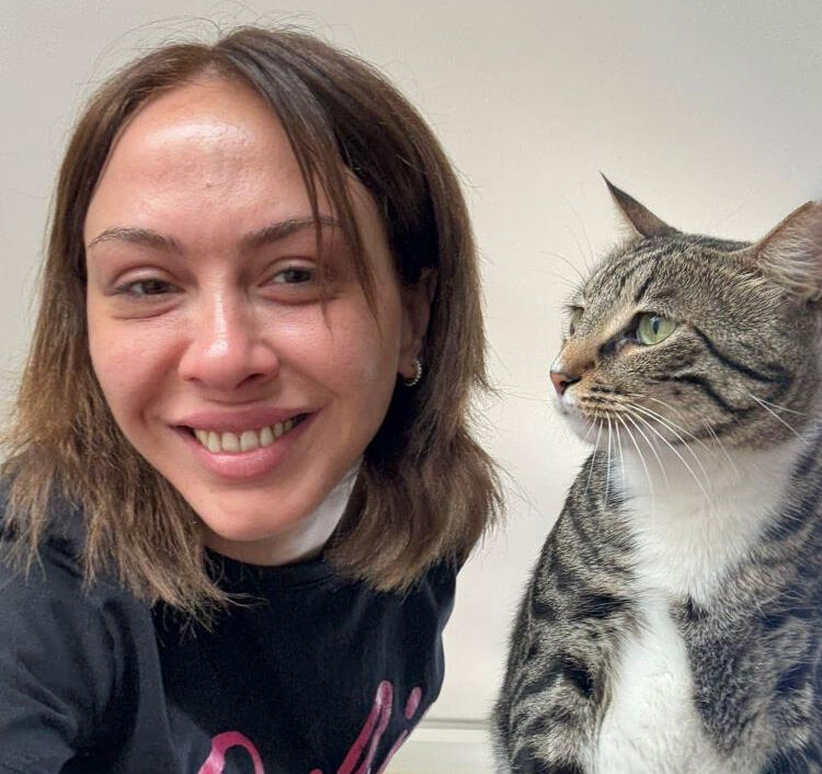 Bu kediyi bulana 100 bin TL nakit ödül! Sokak sokak dolaşıp her yerde onu arıyor - 2. Resim