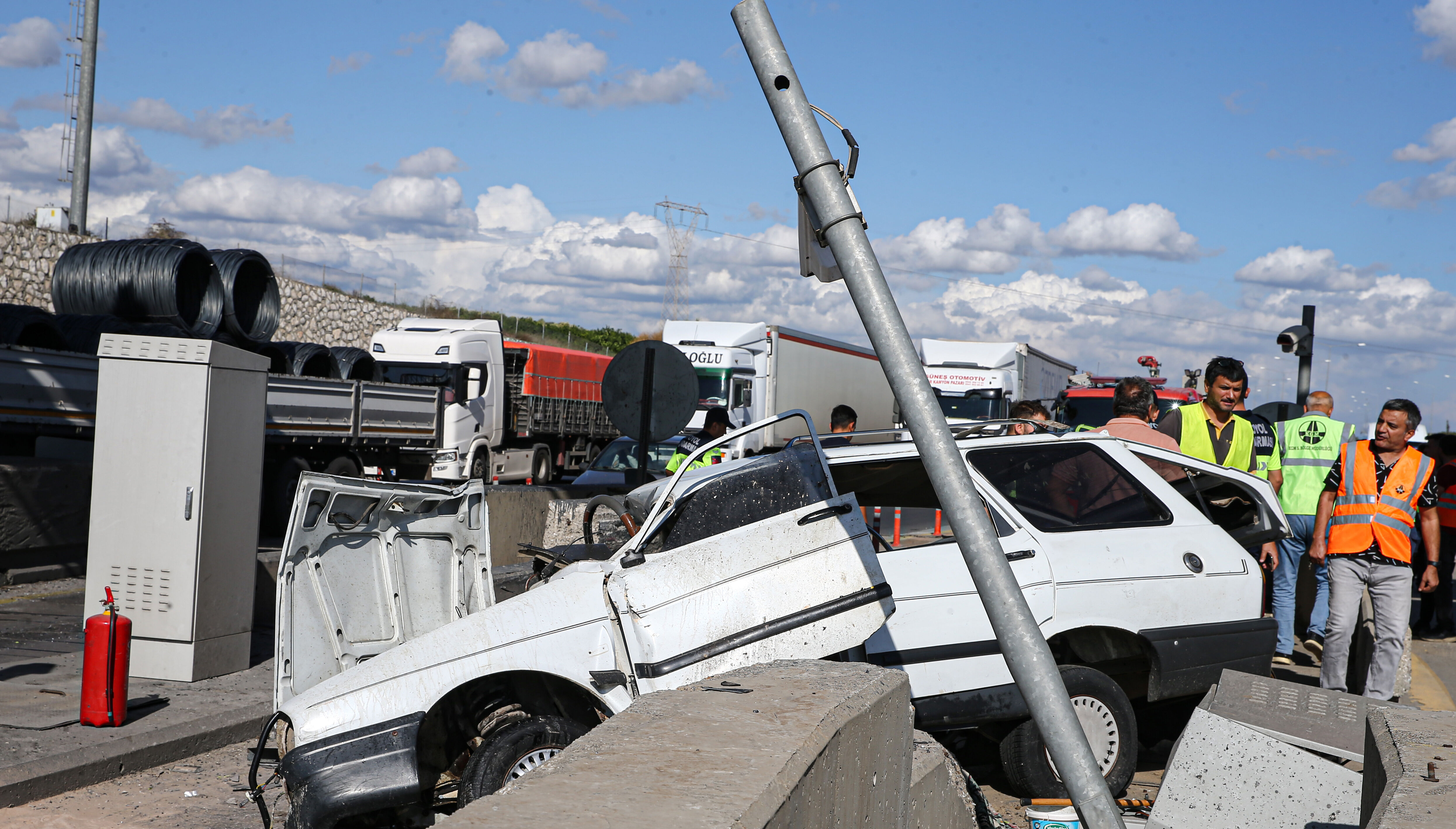 Gişelerdeki bariyere çarpan araç hurdaya döndü: 2 ölü - 1. Resim