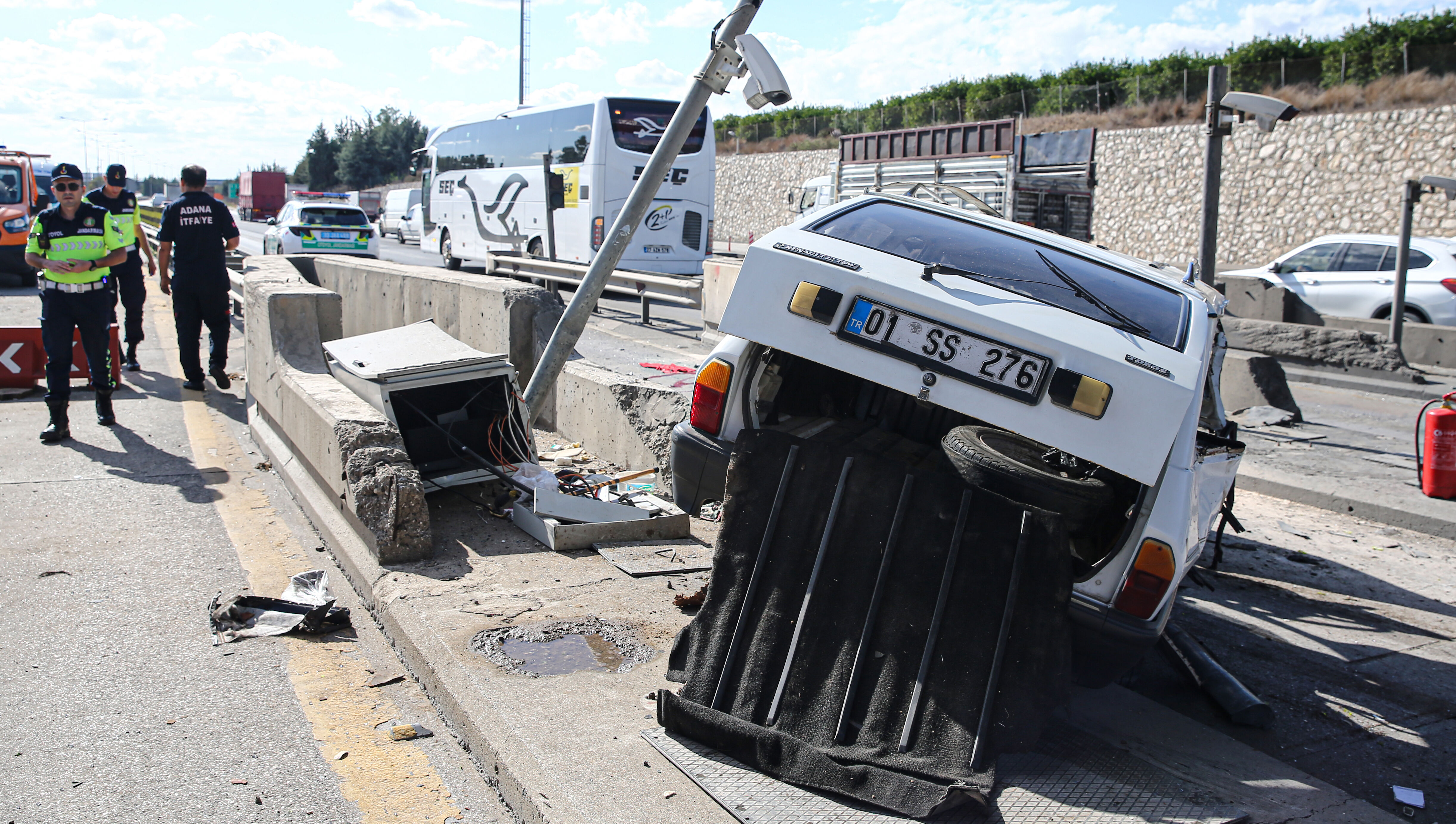 Gişelerdeki bariyere çarpan araç hurdaya döndü: 2 ölü - 2. Resim