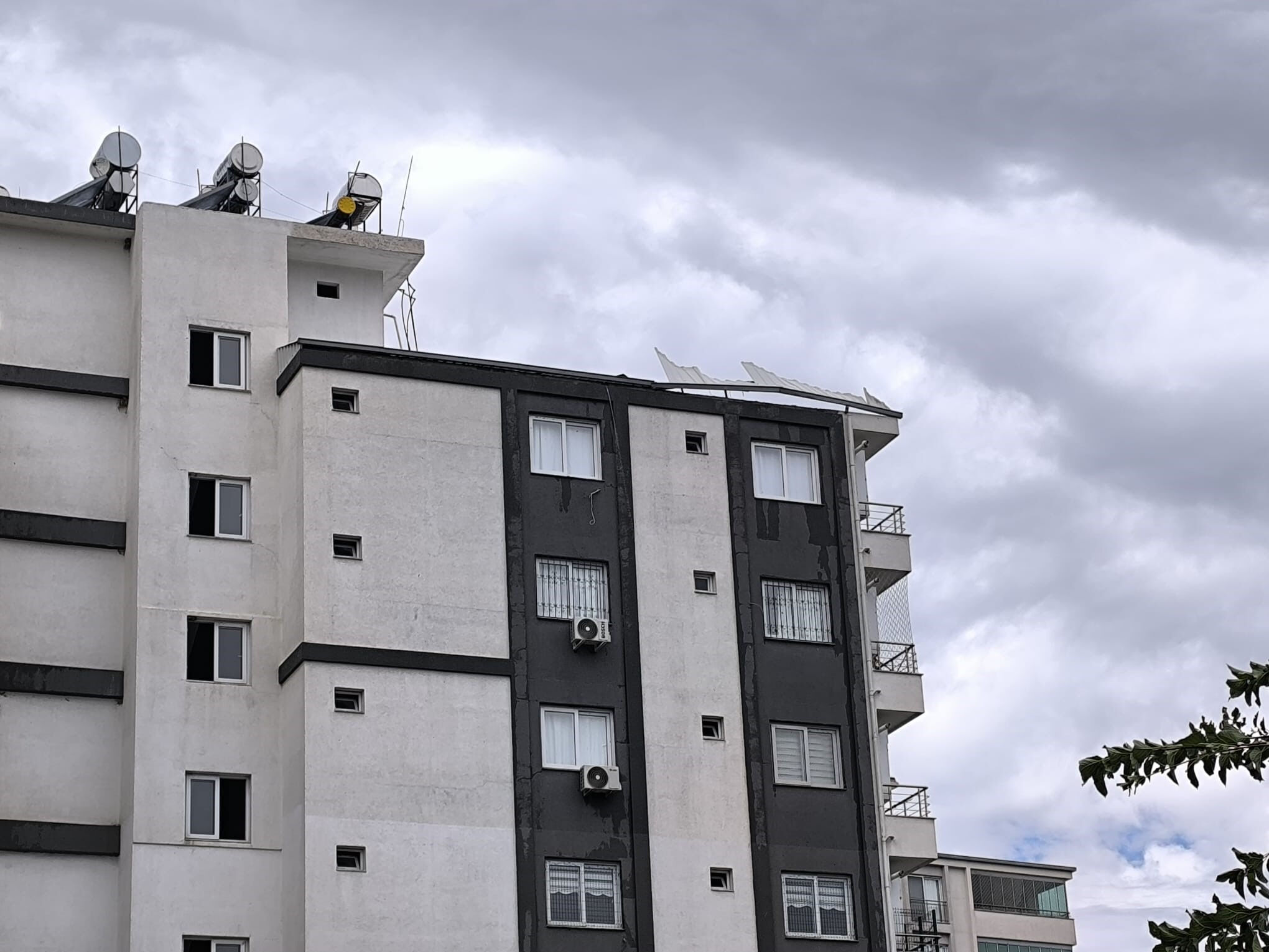 Hatay'da fırtına! Binanın çatısı uçtu, araçlar zarar gördü - 2. Resim