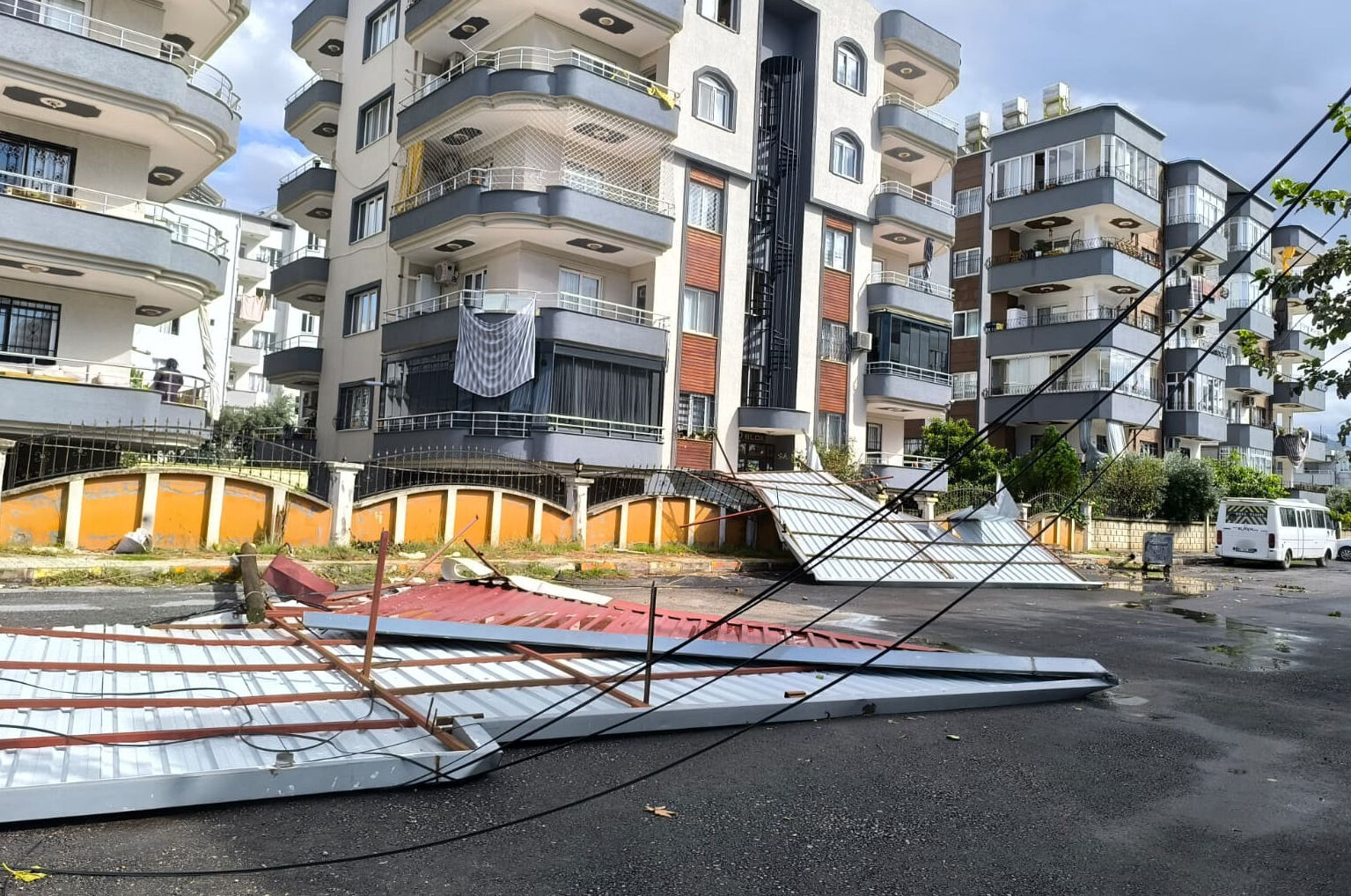 Hatay'da fırtına! Binanın çatısı uçtu, araçlar zarar gördü - 1. Resim