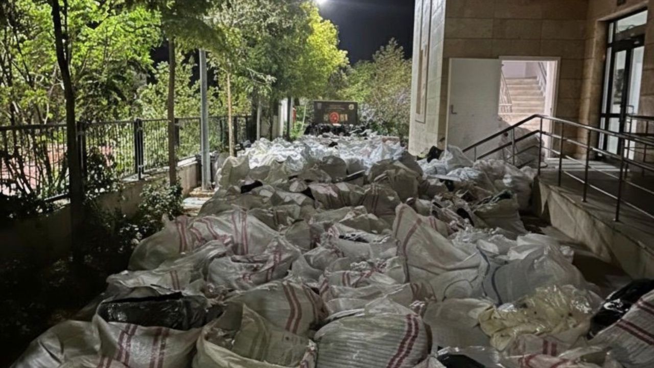 Irak'tan Türkiye'ye getirip sosyal medyada satış yaptılar! 32 milyon TL'lik ürün ele geçirildi Irak'tan Türkiye'ye getirip sosyal medyada satış yaptılar! 32 milyon TL'lik ürün ele geçirildi