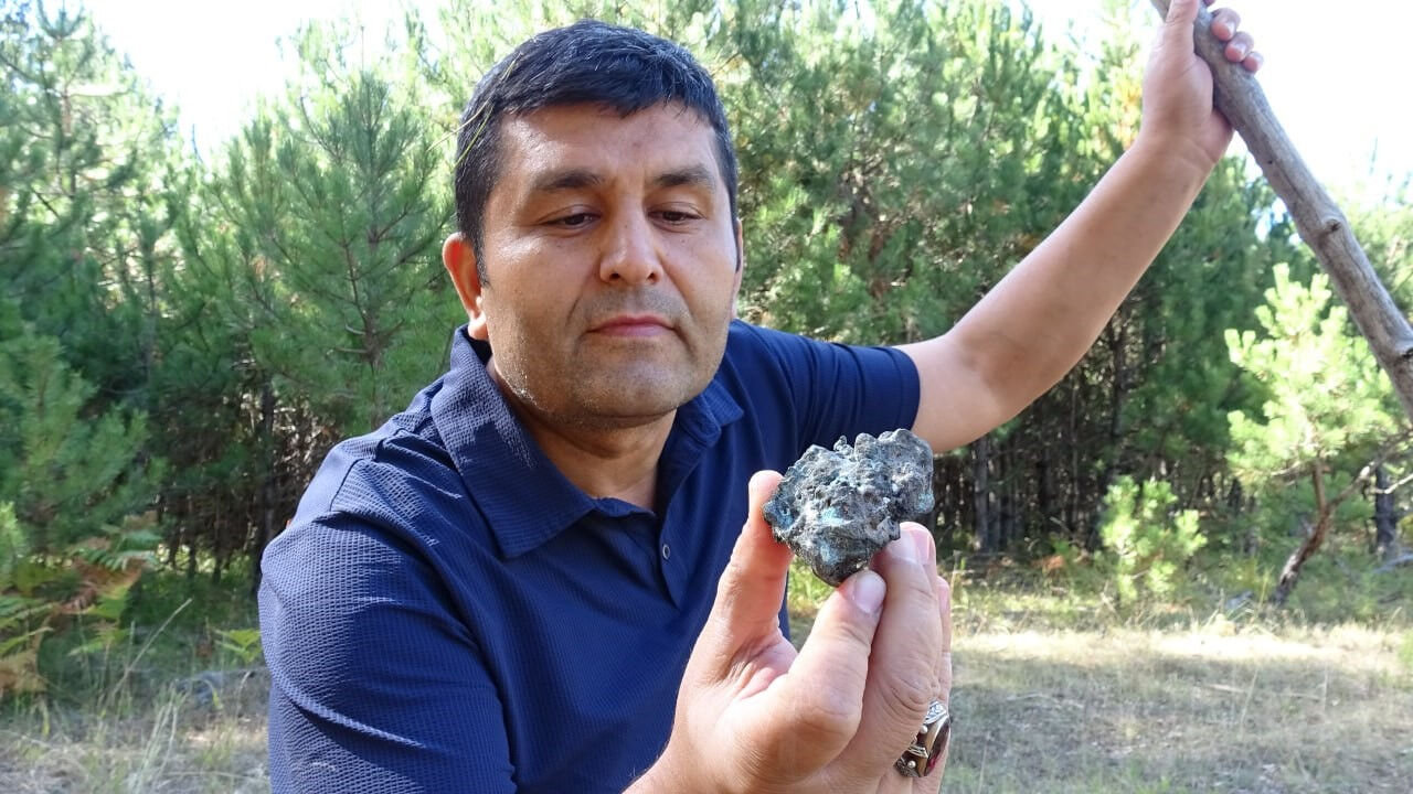 Mantar toplarken bulduğu taşla şaşkına döndü! "Artık gözüm hep yerde" - 1. Resim