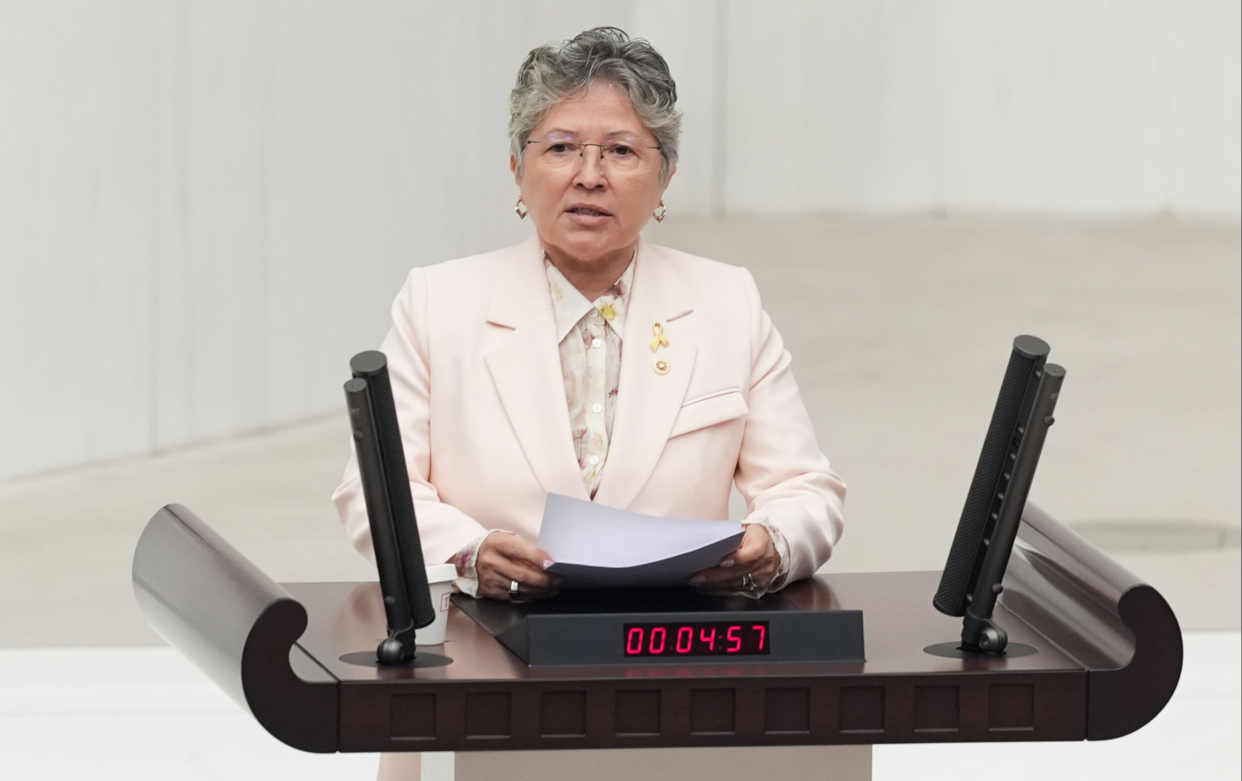 Meclis kürsüsünde peruğunu çıkarmıştı! CHP'li Nurten Yontar kanseri yendiğini duyurdu - 1. Resim