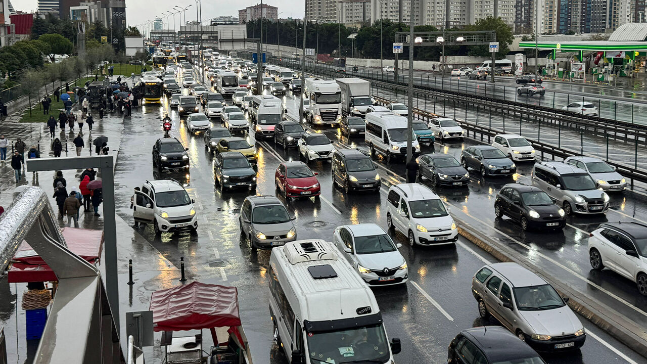 Meteoroloji, İçişleri Bakanlığı, İstanbul Valiliği peş peşe uyardı! Bu ilçeler dikkat, sel vuracak Anadolu Yakası'nda yoğunluk yüzde 90 olarak ölçüldü. Kentte aralıklarla süren yağışın da etkisiyle Avrupa Yakası'nda D-100 kara yolu Beylikdüzü ve çevresinde trafik yoğunluğu yaşandı.