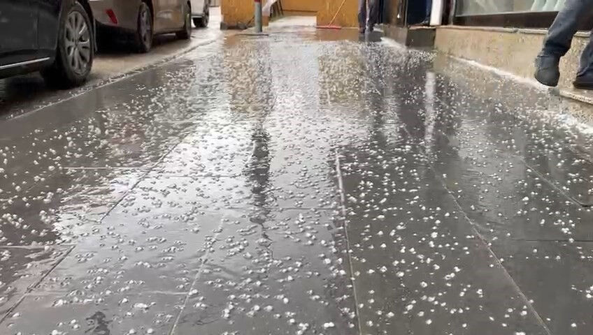 Meteoroloji uyarmıştı! Dolu yağışı başladı, kent beyaza büründü - 1. Resim