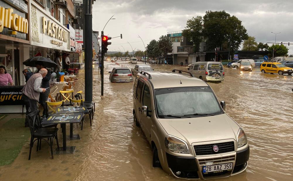 Meteoroloji uyarmıştı! Sağanak yağış birçok kenti vurdu - 1. Resim