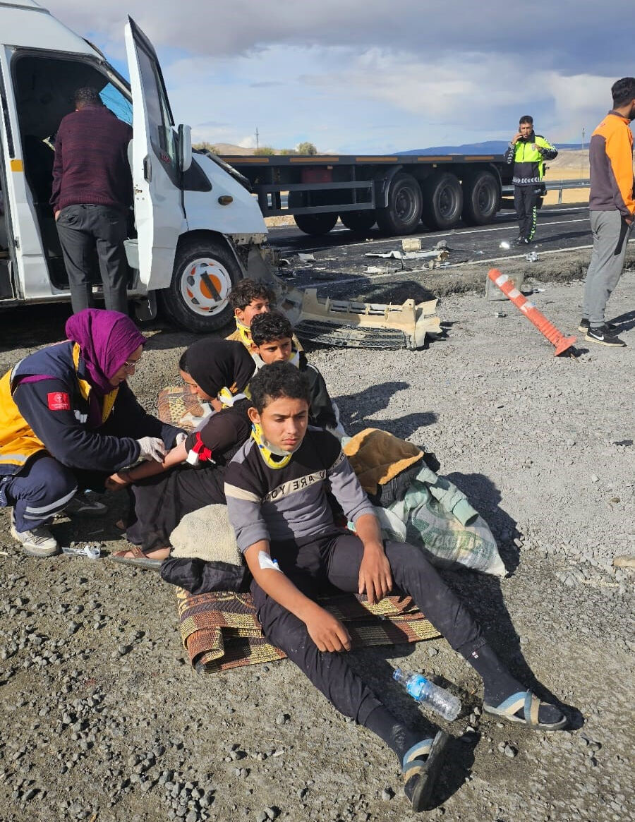 Nevşehir'de feci kaza! Tır ve minibüs çapıştı, 5'i çocuk 9 yaralı - 2. Resim