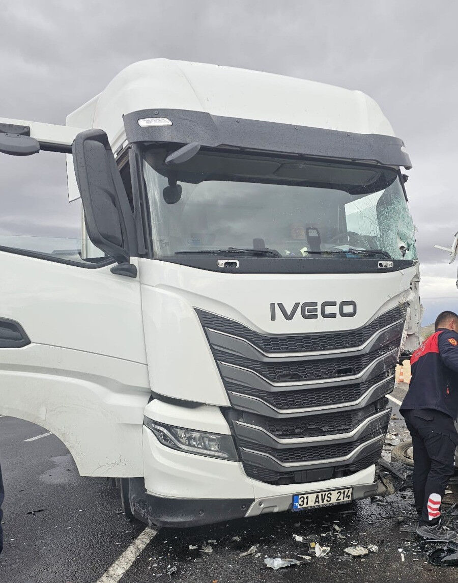 Nevşehir'de feci kaza! Tır ve minibüs çapıştı, 5'i çocuk 9 yaralı - 1. Resim