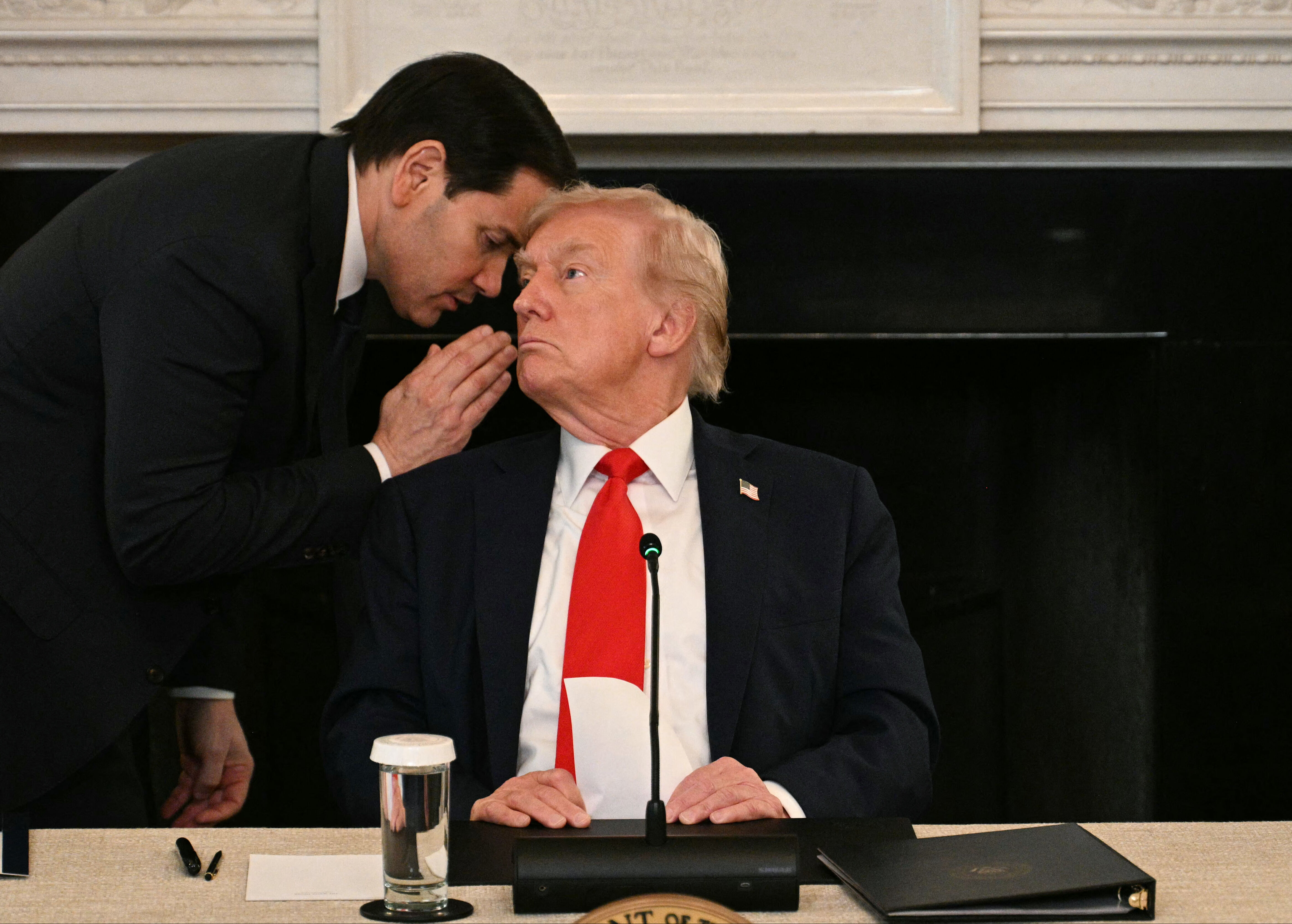 Rubio, Trump'ın kulağına ne fısıldadı? Dünya bu 'gizemli not'u konuşuyor Rubio, Trump'ın kulağına ne fısıldadı? Dünya bu 'gizemli not'u konuşuyor - 1. Resim