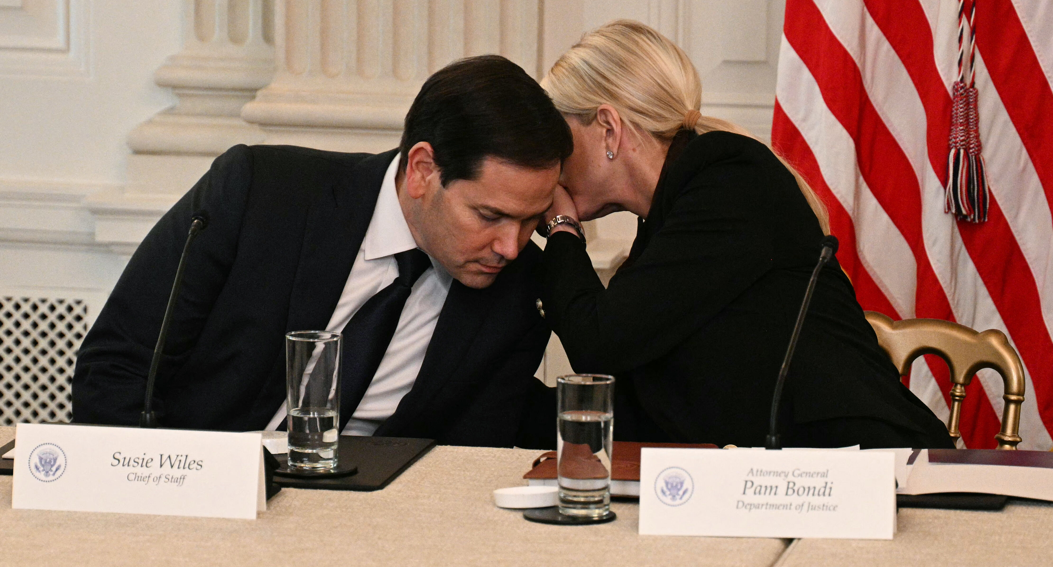 Rubio, Trump'ın kulağına ne fısıldadı? Dünya bu 'gizemli not'u konuşuyor Rubio, Trump'ın kulağına ne fısıldadı? Dünya bu 'gizemli not'u konuşuyor - 4. Resim