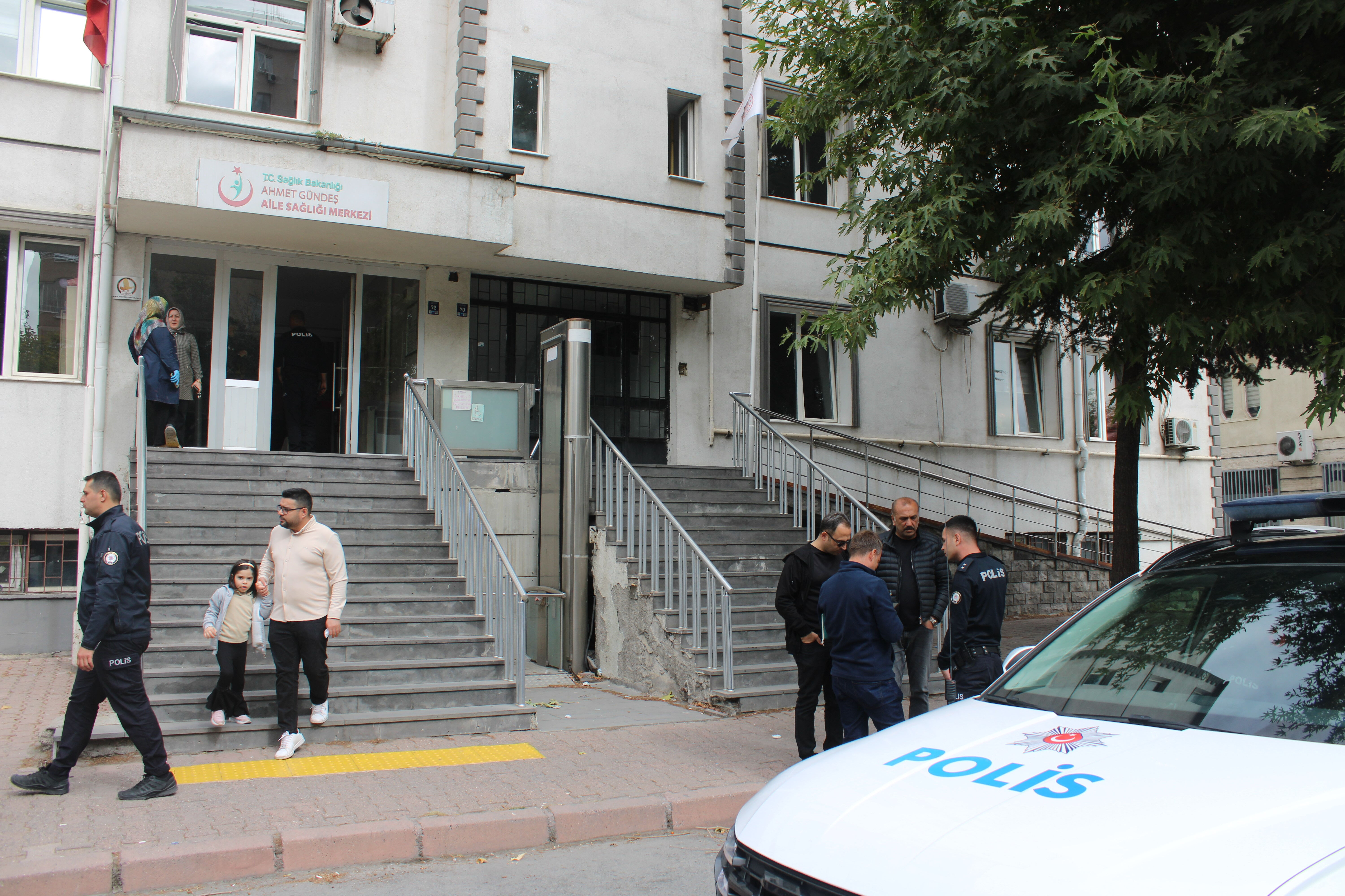 Sağlık ocağında bıçaklı sıra kavgası! 3 kişi yaralandı - 1. Resim