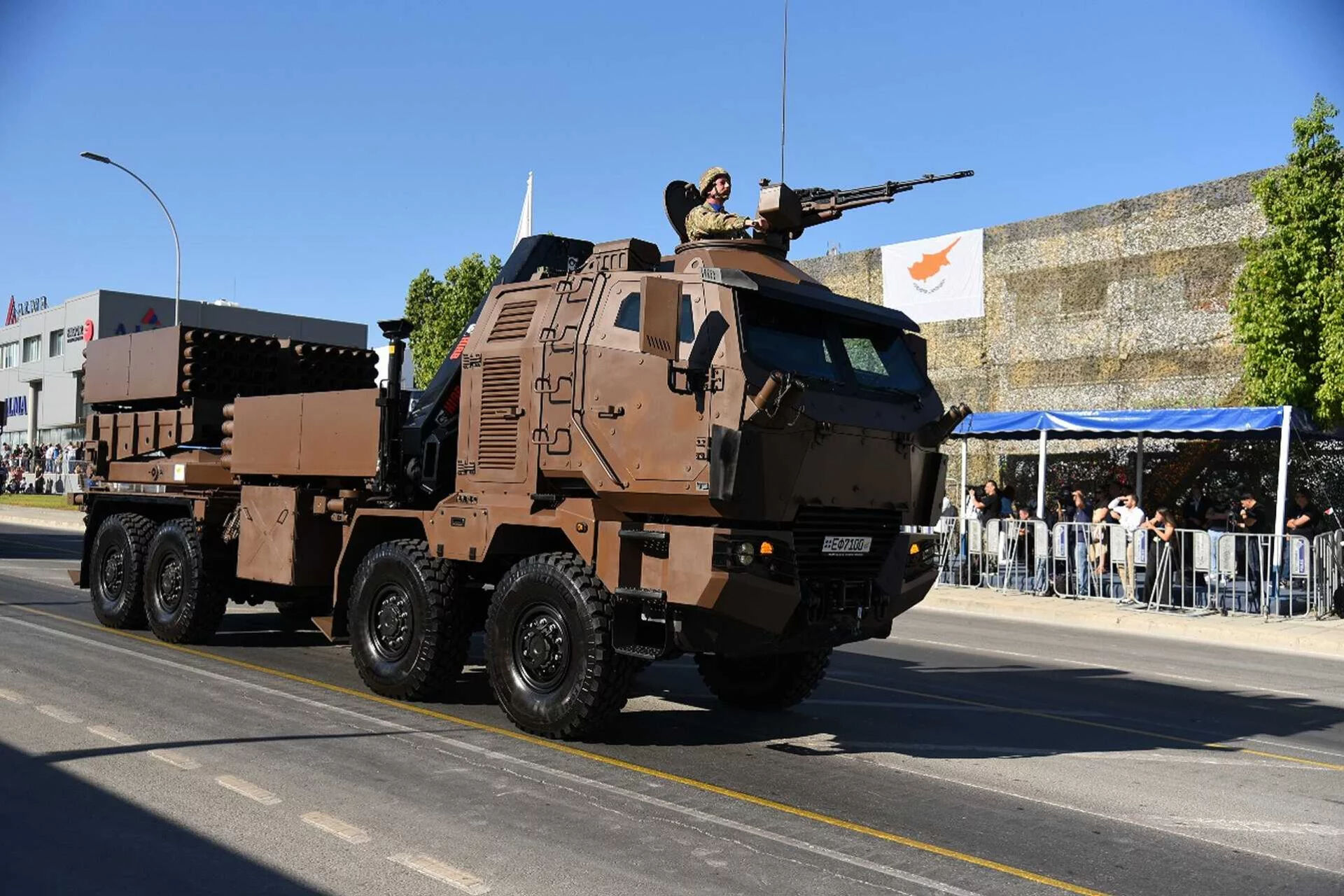 Sırbistan, Türkiye’ye Osmanlı çıkışı yaptı! Kosova'dan cevap gecikmedi Türkiye’nin Kosova Güvenlik Gücü’ne Baykar üretimi Skydagger kamikaze dronları teslim etmesi, Balkanlar’da diplomatik krize dönüştü. Teslimatın ardından Sırbistan Cumhurbaşkanı Aleksandar Vučić, Ankara’yı “Osmanlı İmparatorluğu’nu diriltme hayali kurmakla” suçladı.