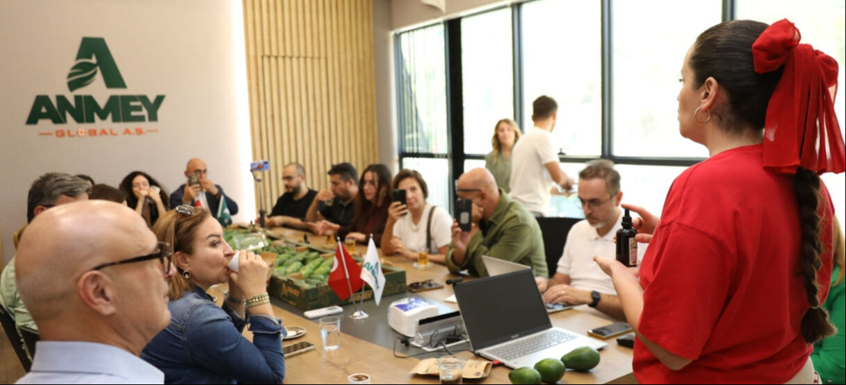 Tropikalin kalbi Alanya’da atıyor! Türkiye, Meksika ve İspanya’ya meydan okudu Türkiye Gazetesi ekibi olarak, tropikal üretimin kalbine gittik; Alanya bahçelerinde başlayan bu başarı hikâyesini yerinde inceledik.