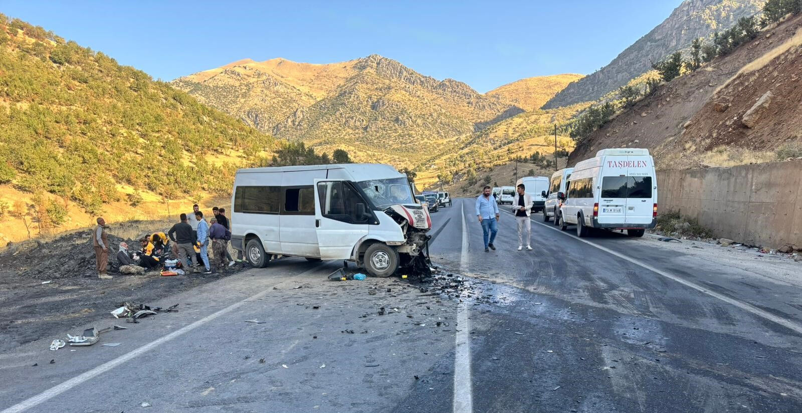 Yolcu minibüsü ile hafif ticari araç çarpıştı! 2’si ağır 14 yaralı - 1. Resim