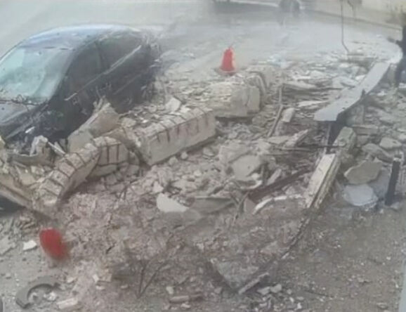 Yunanistan'da dehşete düşüren görüntüler! Binanın balkonu çöktü, altında kalmaktan saniyelerle kurtuldu - 2. Resim