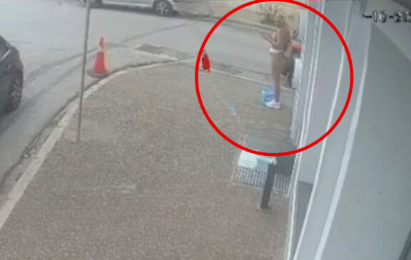 Yunanistan'da dehşete düşüren görüntüler! Binanın balkonu çöktü, altında kalmaktan saniyelerle kurtuldu - 1. Resim