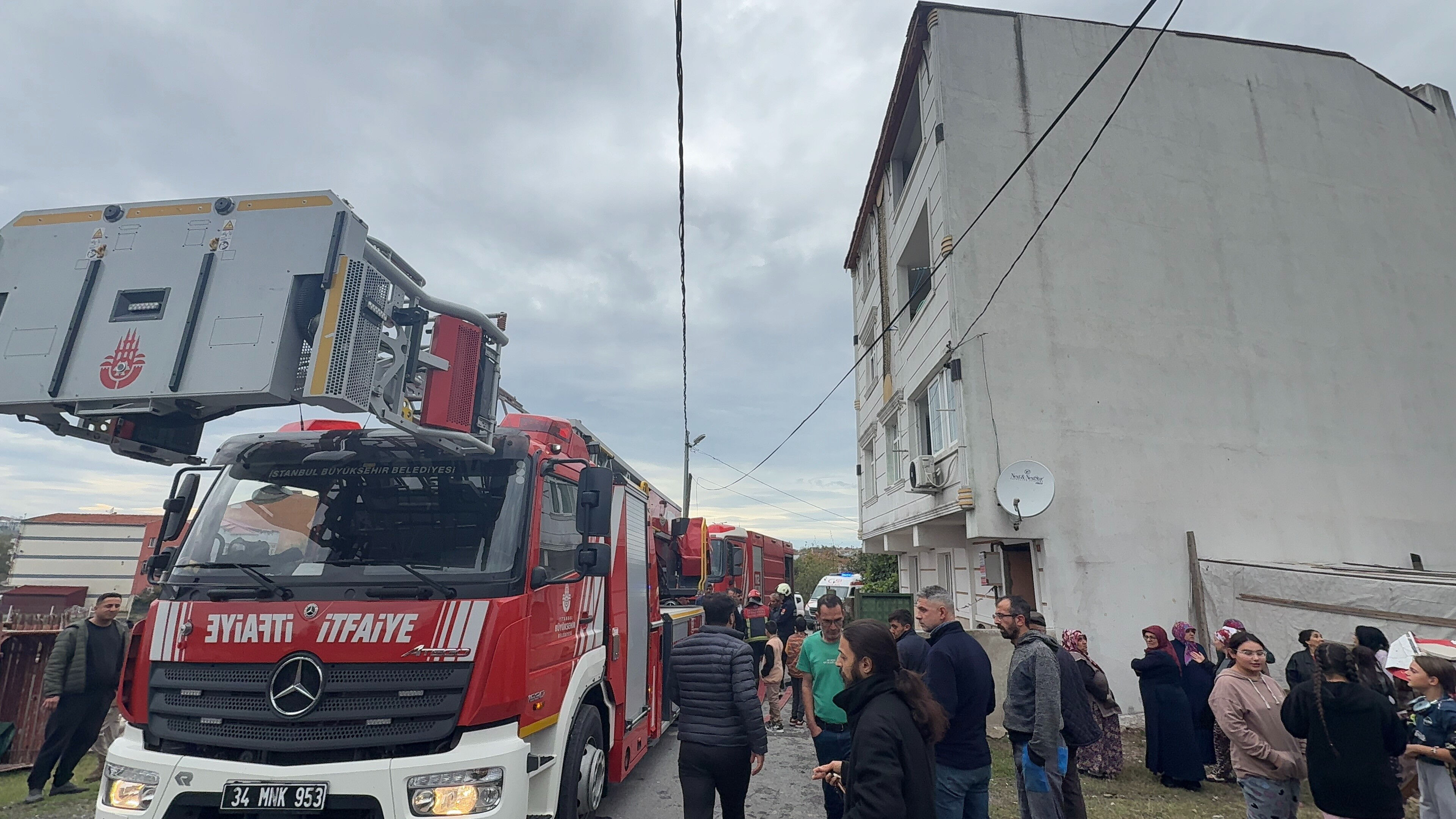 Alevlerin arasında can pazarı! 2 çocuğu itfaiye ekipleri kurtardı - 1. Resim