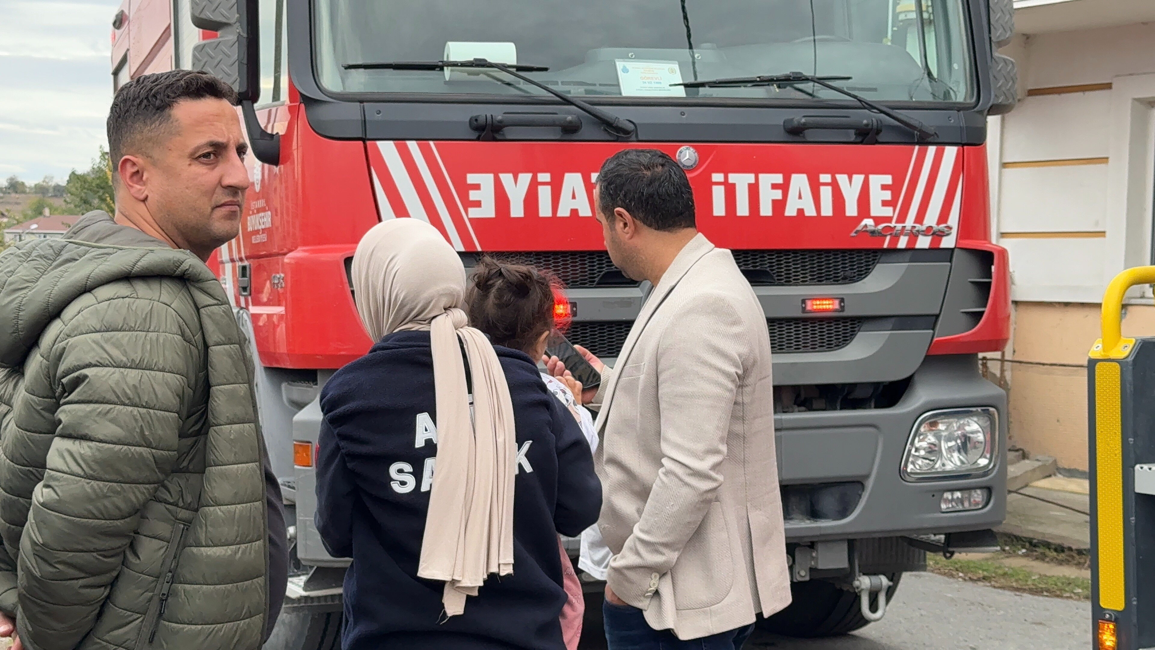 Alevlerin arasında can pazarı! 2 çocuğu itfaiye ekipleri kurtardı - 2. Resim