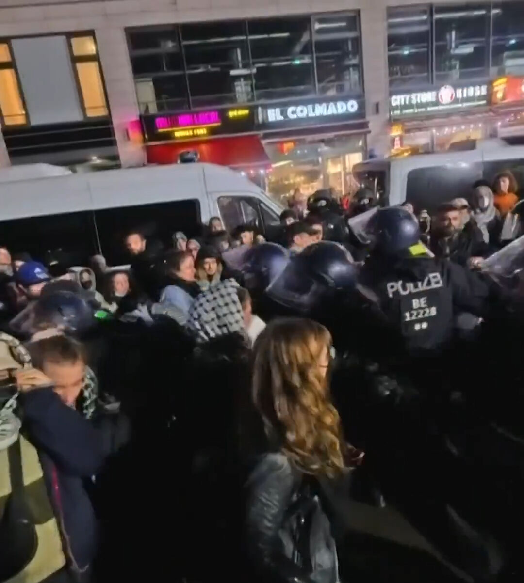 Almanya'da Filistin'e destek gösterilerinde ortalık karıştı! Polis, milletvekiline yumrukla saldırdı - 1. Resim